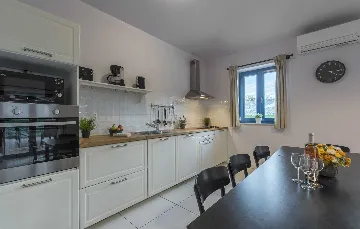 4-Bedroom Villa for 10 Guests in Rojnići