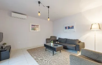 4-Bedroom Villa for 10 Guests in Rojnići