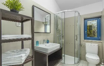 4-Bedroom Villa for 10 Guests in Rojnići