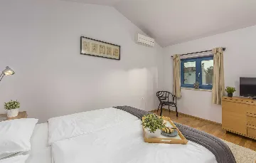 4-Bedroom Villa for 10 Guests in Rojnići