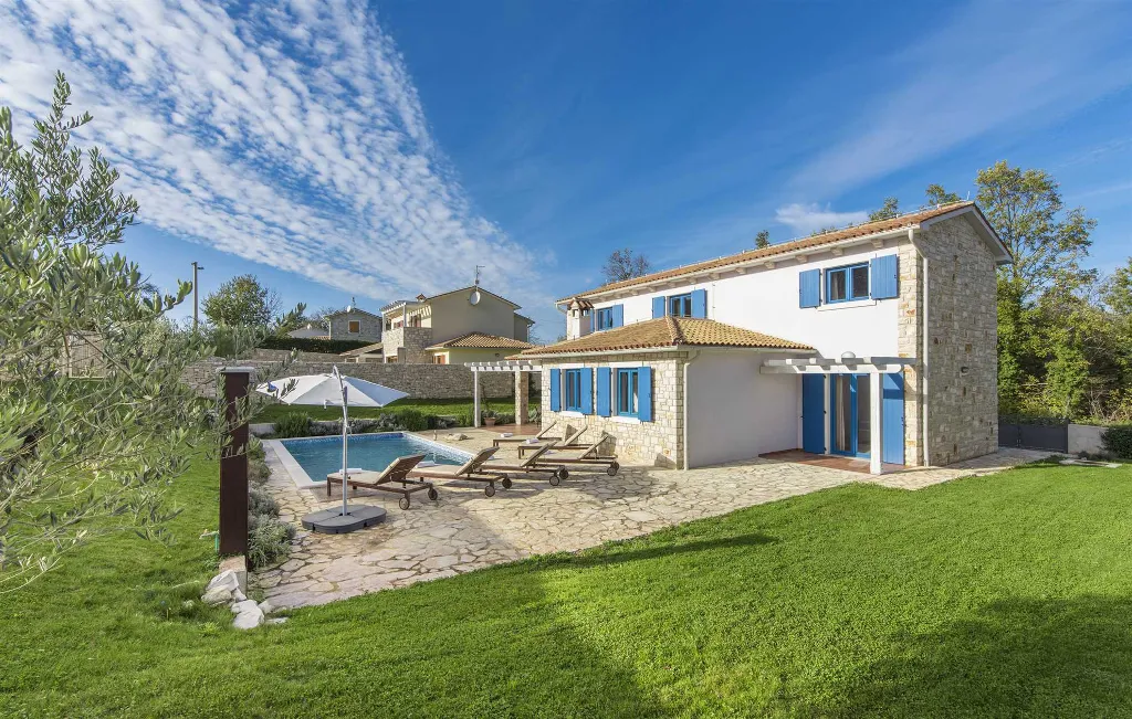 4-Bedroom Villa for 10 Guests in Rojnići