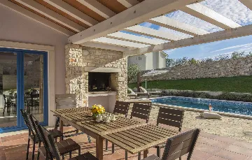 4-Bedroom Villa for 10 Guests in Rojnići