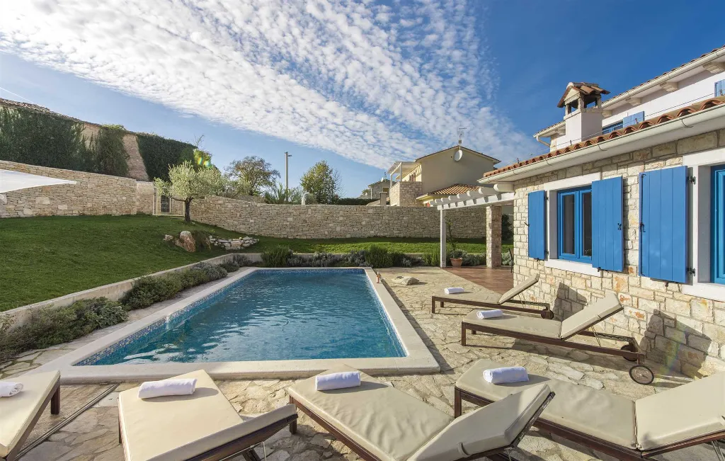 4-Bedroom Villa for 10 Guests in Rojnići