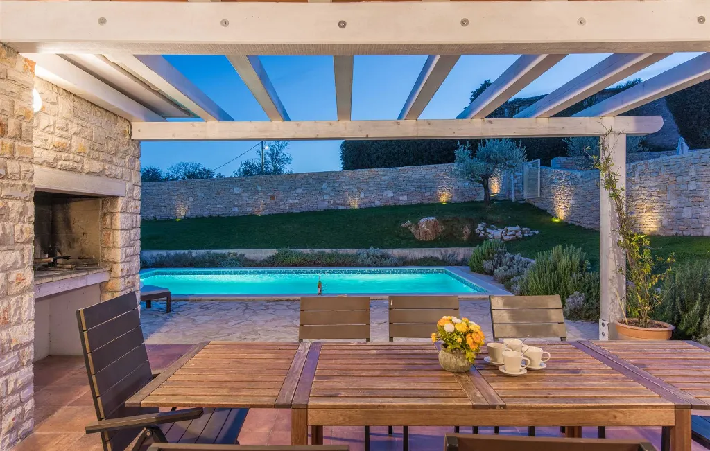4-Bedroom Villa for 10 Guests in Rojnići