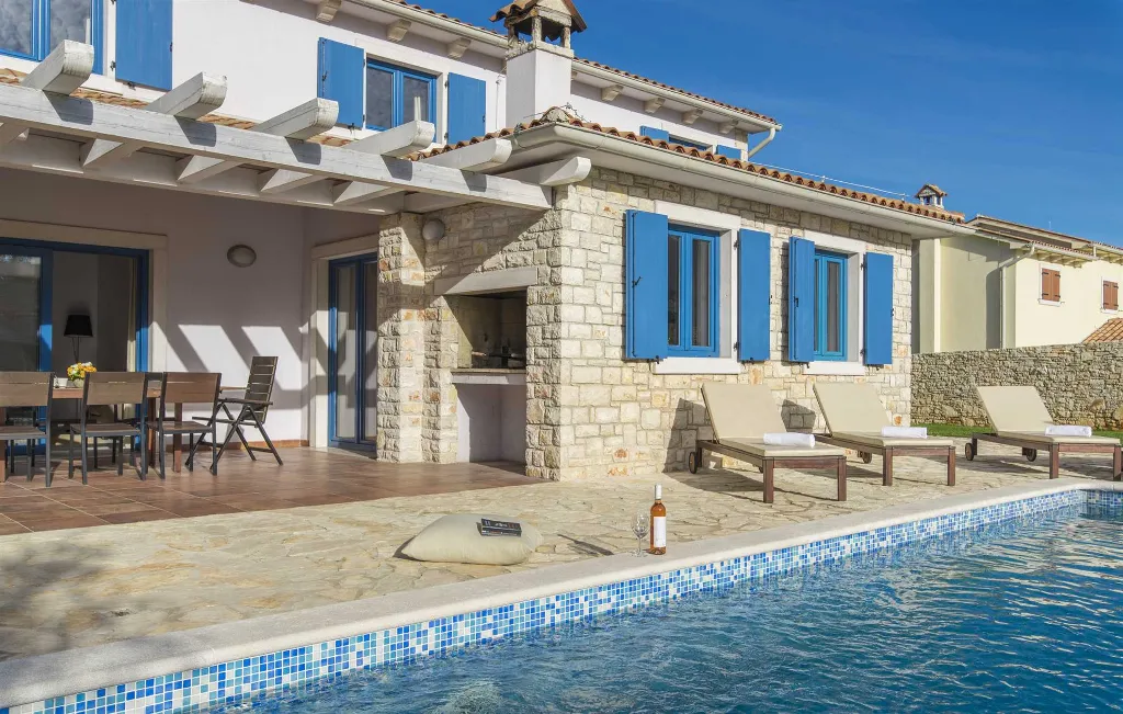 4-Bedroom Villa for 10 Guests in Rojnići