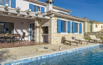 4-Bedroom Villa for 10 Guests in Rojnići