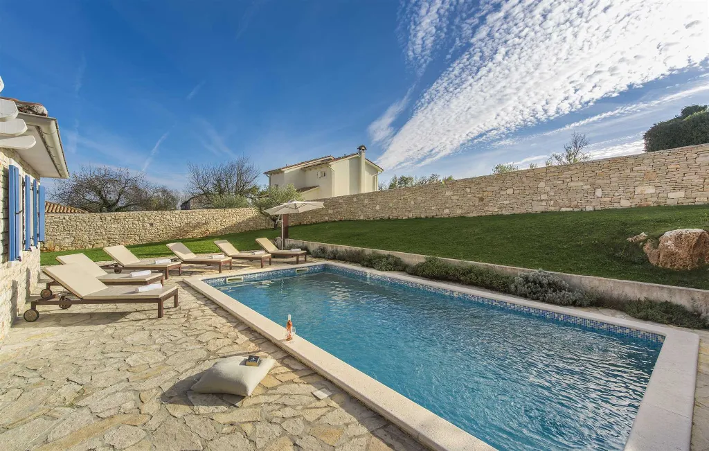 4-Bedroom Villa for 10 Guests in Rojnići