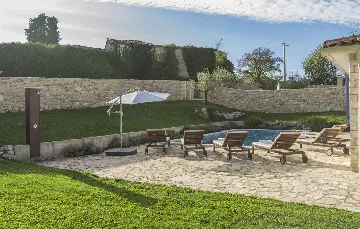 4-Bedroom Villa for 10 Guests in Rojnići