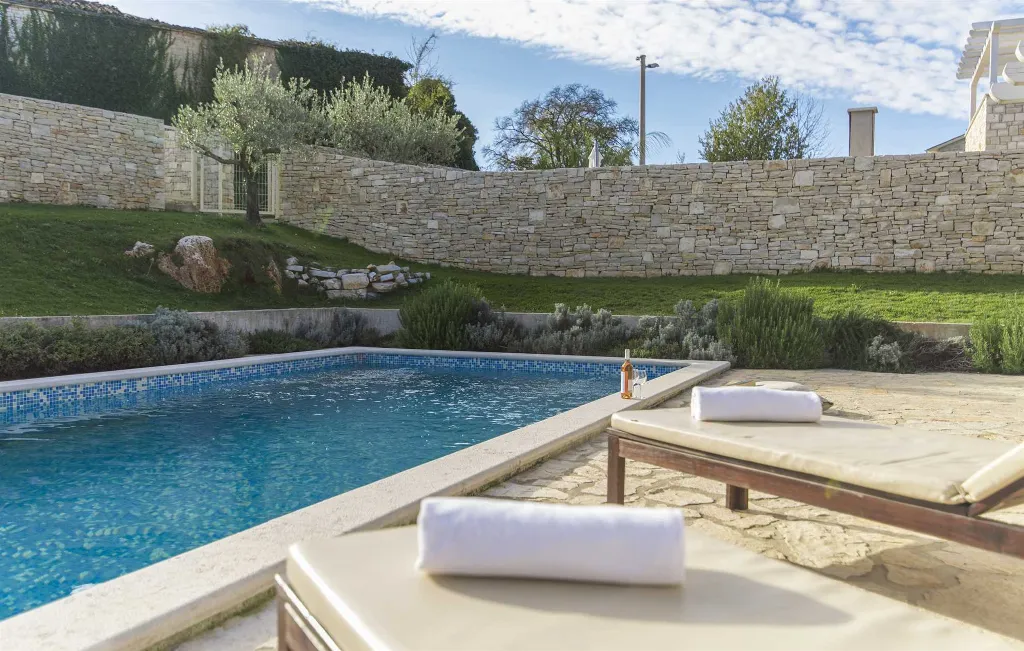 4-Bedroom Villa for 10 Guests in Rojnići
