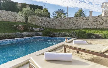 4-Bedroom Villa for 10 Guests in Rojnići