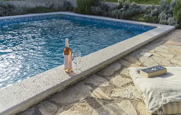 4-Bedroom Villa for 10 Guests in Rojnići