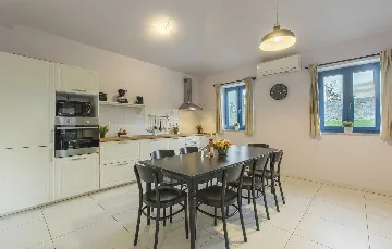 4-Bedroom Villa for 10 Guests in Rojnići