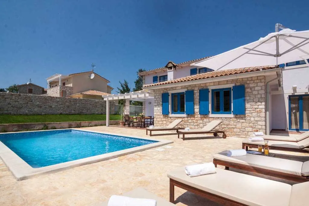 4-Bedroom Villa for 10 Guests in Rojnići
