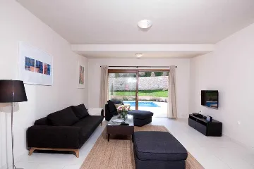 4-Bedroom Villa for 10 Guests in Rojnići
