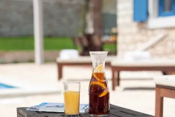 4-Bedroom Villa for 10 Guests in Rojnići