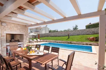 4-Bedroom Villa for 10 Guests in Rojnići