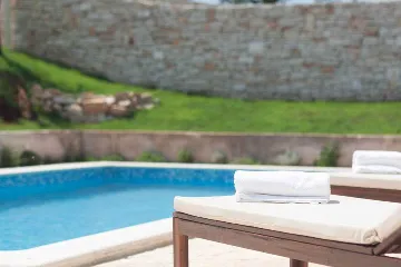 4-Bedroom Villa for 10 Guests in Rojnići