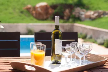 4-Bedroom Villa for 10 Guests in Rojnići