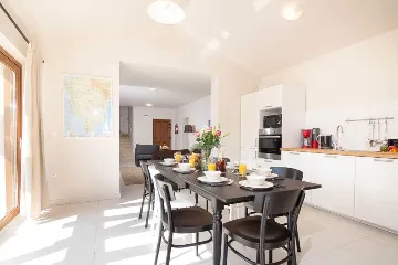 4-Bedroom Villa for 10 Guests in Rojnići