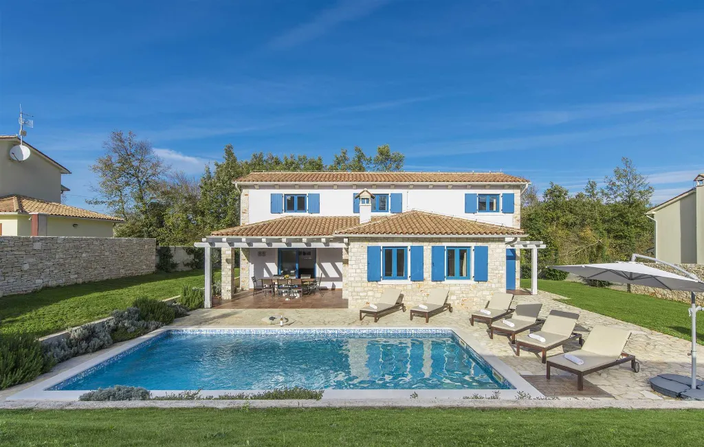 4-Bedroom Villa for 10 Guests in Rojnići