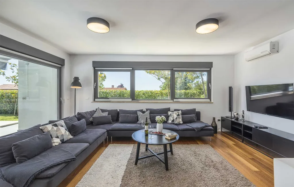Modern Villa with Private Pool in Višnjan
