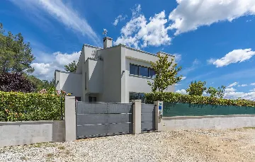 Modern Villa with Private Pool in Višnjan
