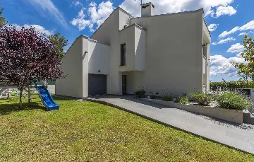 Modern Villa with Private Pool in Višnjan