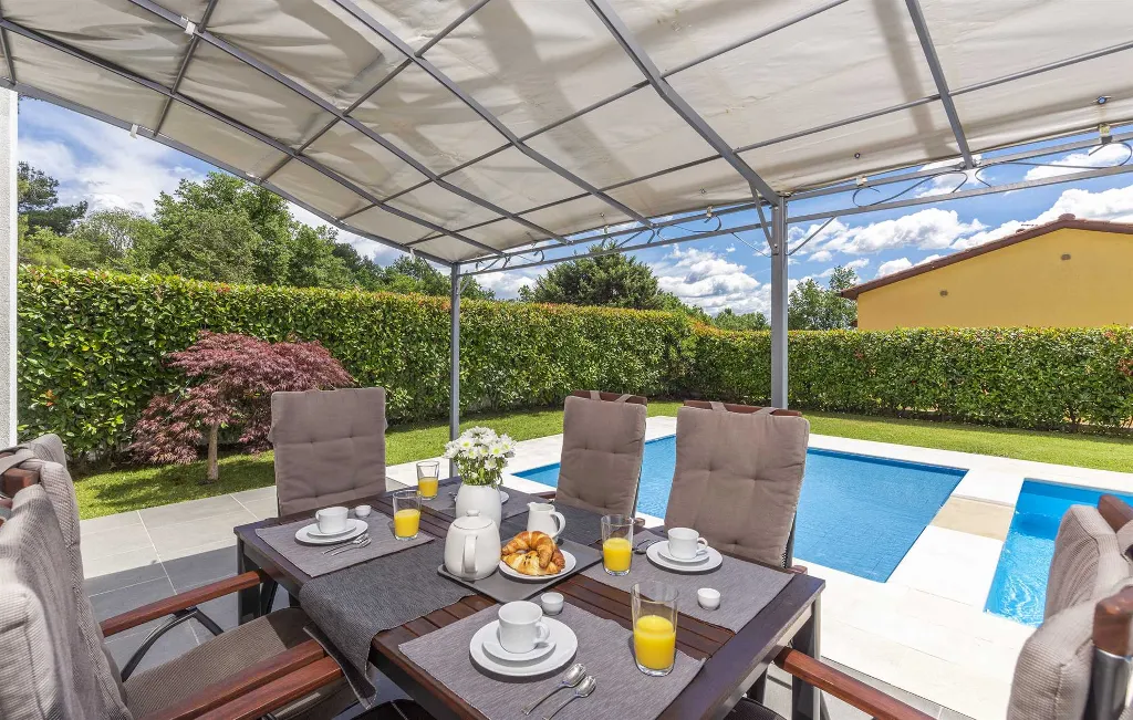 Modern Villa with Private Pool in Višnjan