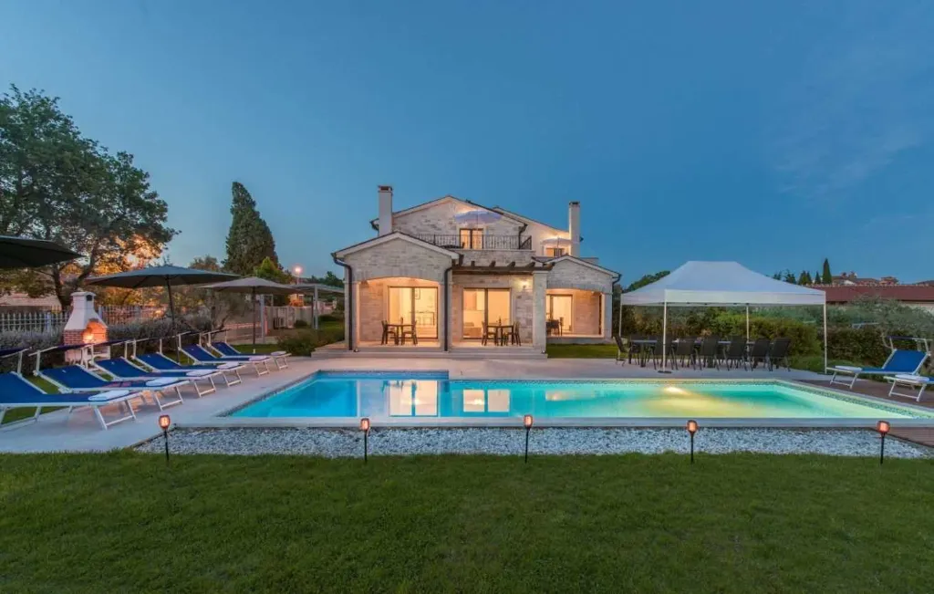 Vabriga Villa with Private Pool for Up to 14