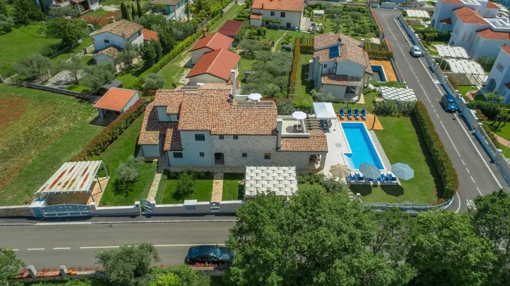 Vabriga Villa with Private Pool for Up to 14