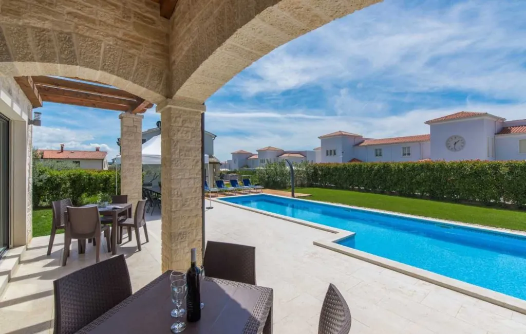Vabriga Villa with Private Pool for Up to 14