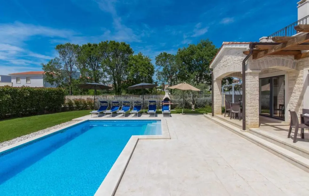 Vabriga Villa with Private Pool for Up to 14