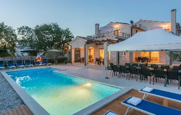 Vabriga Villa with Private Pool for Up to 14