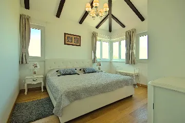 Villa in Rošini with Private Pool for 8 Guests