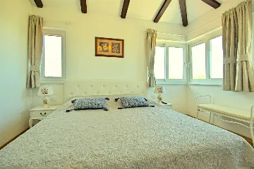 Villa in Rošini with Private Pool for 8 Guests