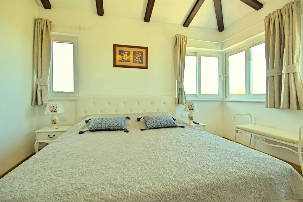 Villa in Rošini with Private Pool for 8 Guests