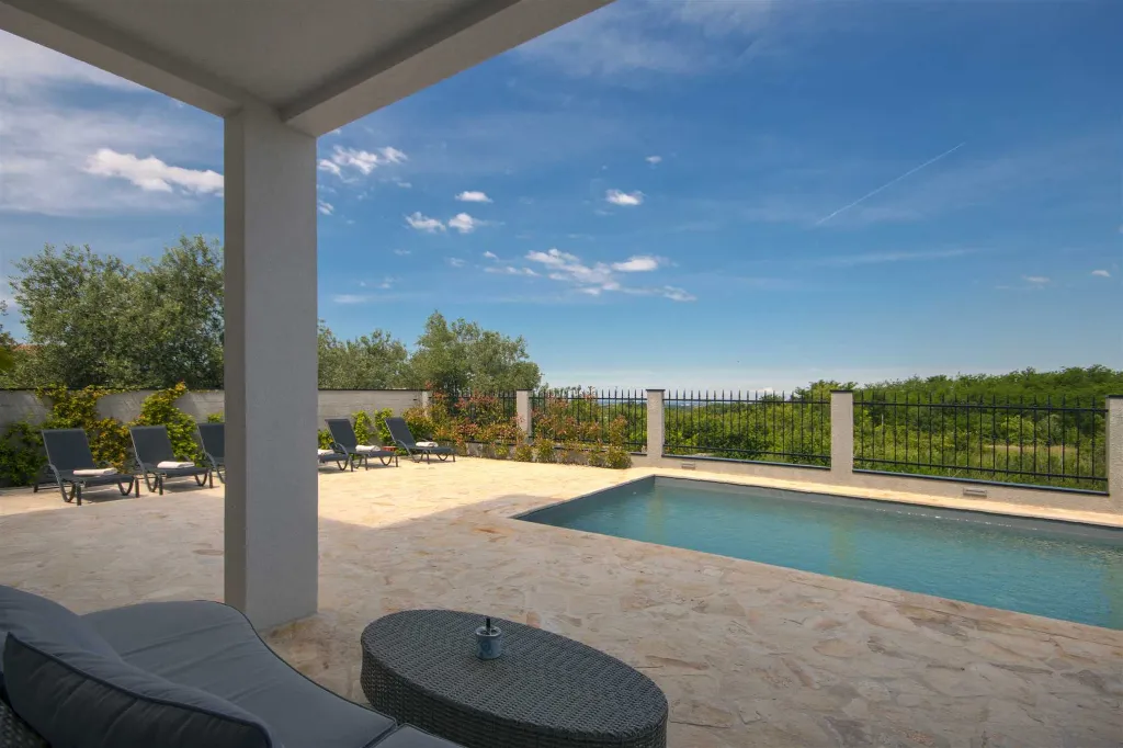 Villa in Rošini with Private Pool for 8 Guests