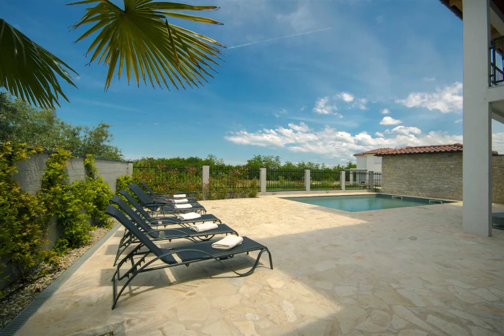 Villa in Rošini with Private Pool for 8 Guests