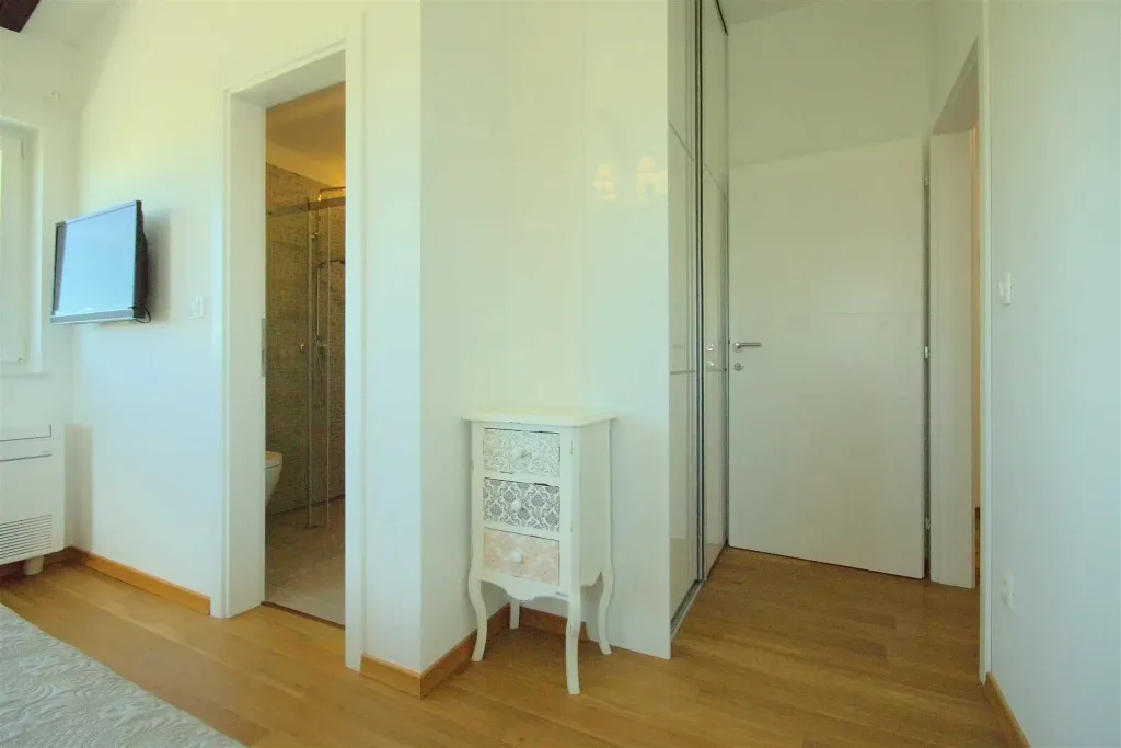 Villa in Rošini with Private Pool for 8 Guests