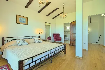 Villa in Rošini with Private Pool for 8 Guests