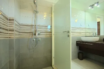 Villa in Rošini with Private Pool for 8 Guests