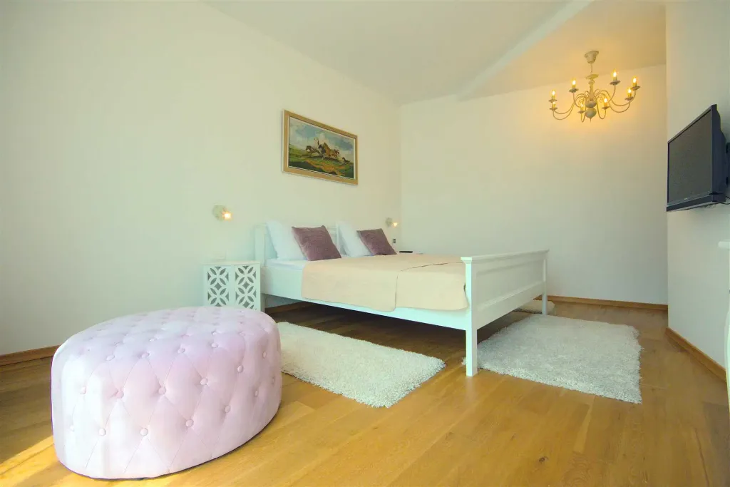 Villa in Rošini with Private Pool for 8 Guests