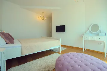 Villa in Rošini with Private Pool for 8 Guests