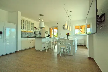 Villa in Rošini with Private Pool for 8 Guests