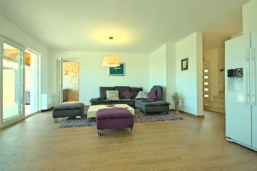 Villa in Rošini with Private Pool for 8 Guests