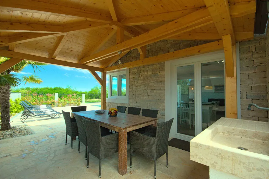 Villa in Rošini with Private Pool for 8 Guests