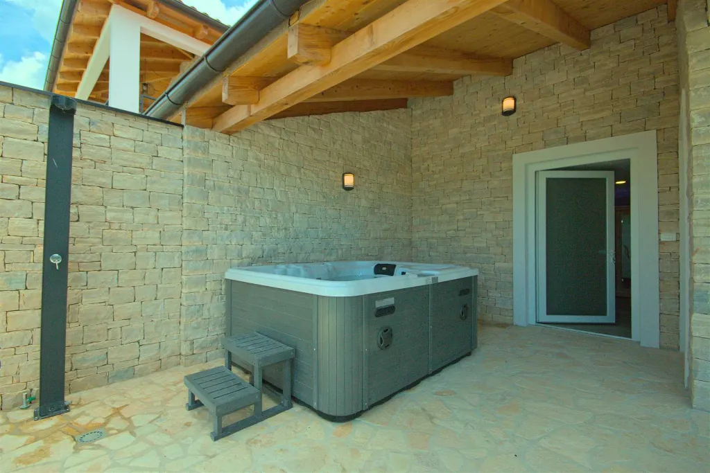 Villa in Rošini with Private Pool for 8 Guests