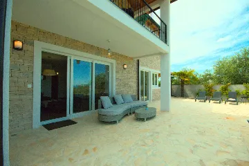 Villa in Rošini with Private Pool for 8 Guests