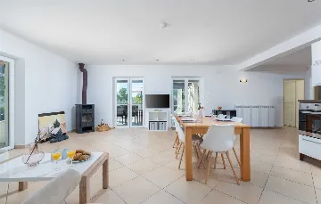 4-Bedroom Villa with Private Pool in Višnjan