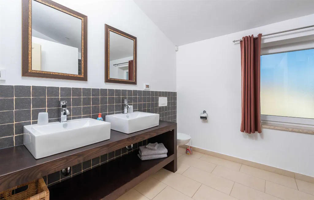 4-Bedroom Villa with Private Pool in Višnjan